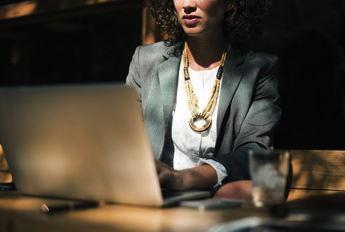 Persona trabajando con portátil para gestionar un negocio online